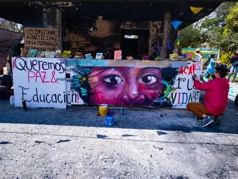 Manos unidas en señal de comunidad y apoyo